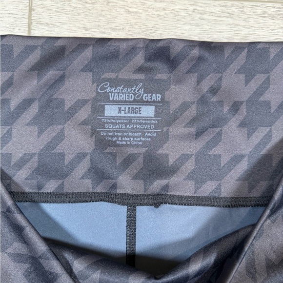 Constantly varied gear Houndstooth shorts 7" seam womens gym shorts x-large - Picture 3 of 4